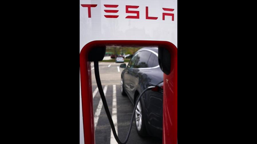 Tesla retira 130,000 vehículos por falla en pantalla