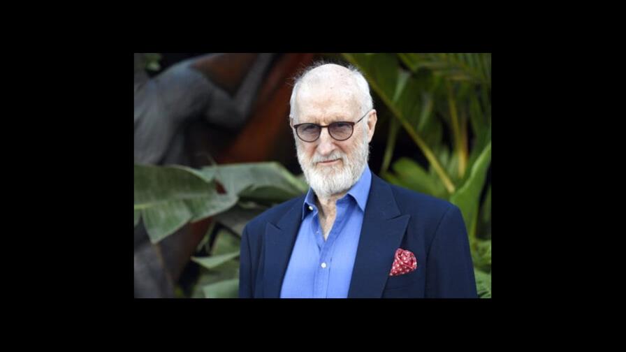 James Cromwell pega su mano a mostrador de Starbucks en protesta