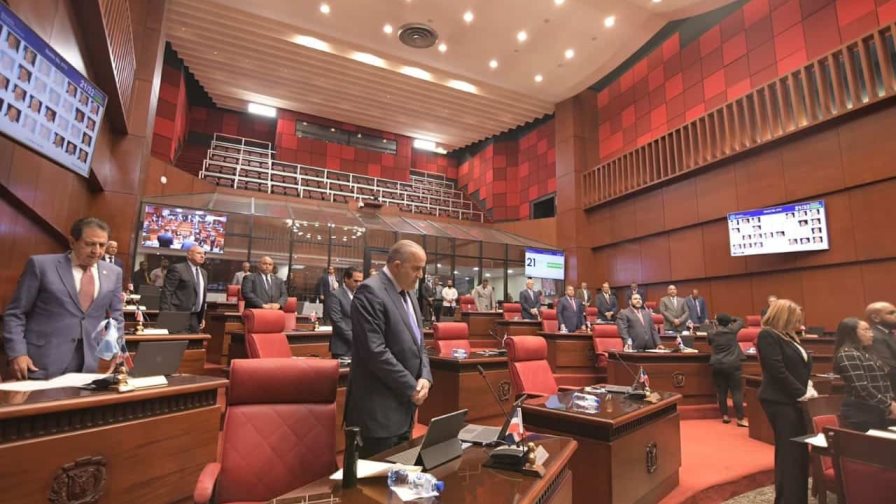 Senado honra con un minuto de silencio al extinto líder político José Francisco Peña Gómez