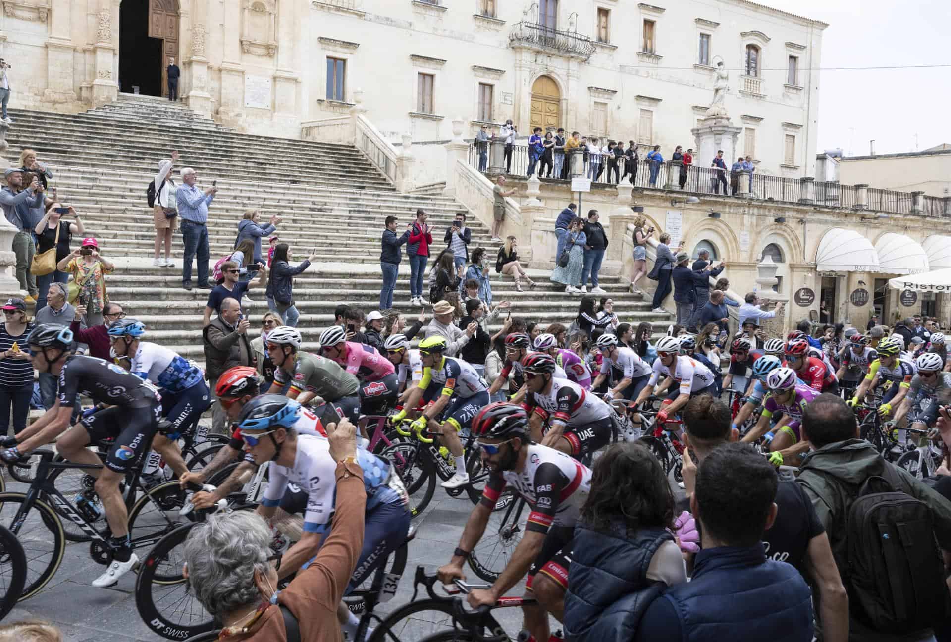 El grupo de ciclistas en acción durante el inicio de la cuarta etapa del 105º Giro de Italia, una carrera de 172 km desde Avola hasta Etna-Nicolosi, Italia, el 10 de mayo de 2022. (Ciclismo, Italia).