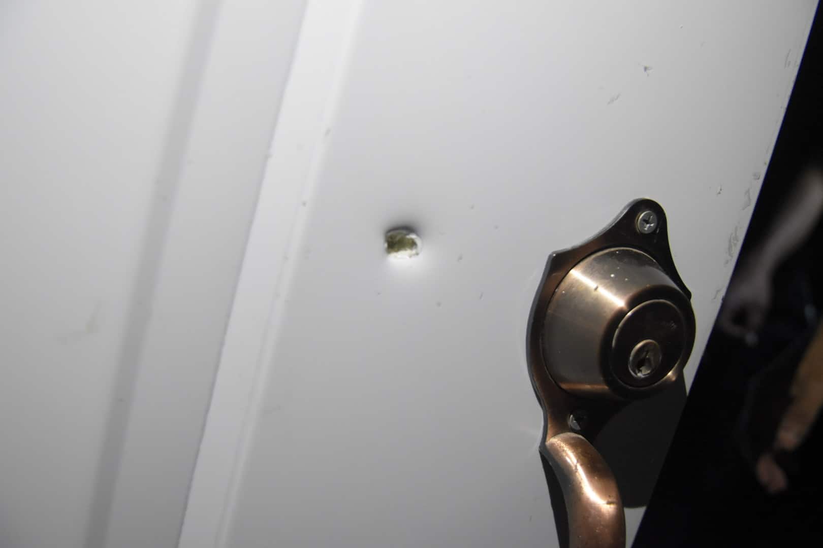 Uno de los disparos mortales chocó con la puerta de la casa. 