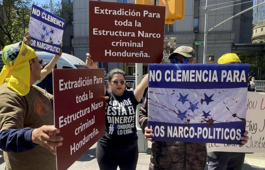 Le gritan ¡Rata! a expresidente hondureño cuando abandonaba tribunal en EE.UU.