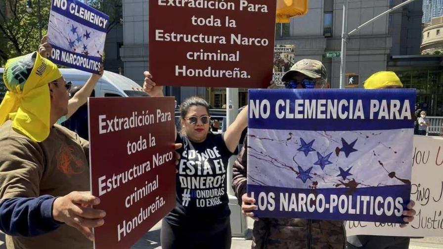 Le gritan ¡Rata! a expresidente hondureño cuando abandonaba tribunal en EE.UU.