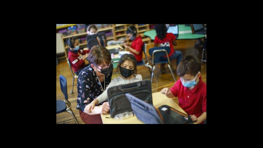 En EEUU vuelven mascarillas a escuelas por repunte de COVID