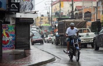 Moradores de Los Alcarrizos demandan puente que una los barrios