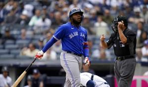 VÍDEO: Guerrero Jr., hizo de Bo Jackson y rompió el bate tras ponche