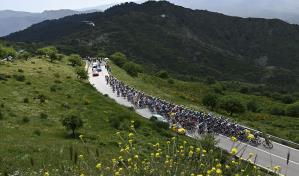 Demare se impone al sprint y Juan Pedro López retiene la maglia rosa