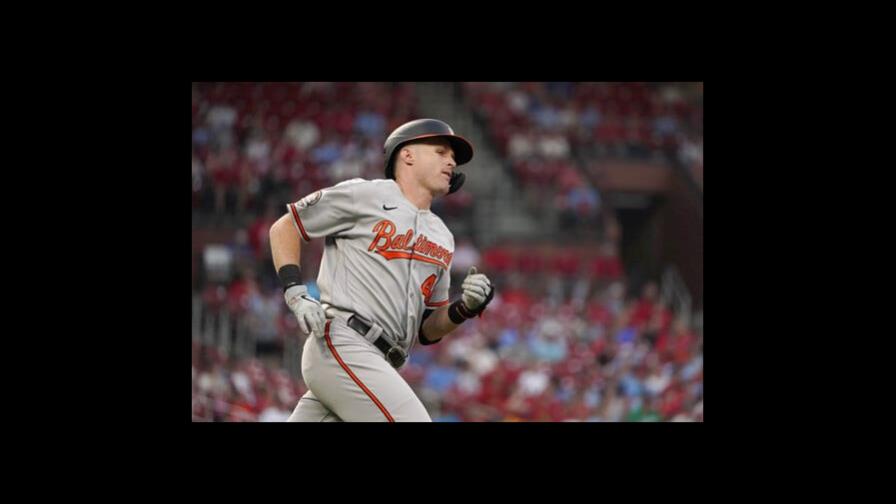 Mullins y Nevin llevan a los Orioles a triunfo en San Luis