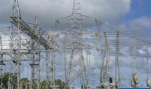 Apagones se deben a salida de dos generadores, dicen autoridades