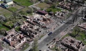 Habitantes de Bucha vuelven a su ciudad destruida