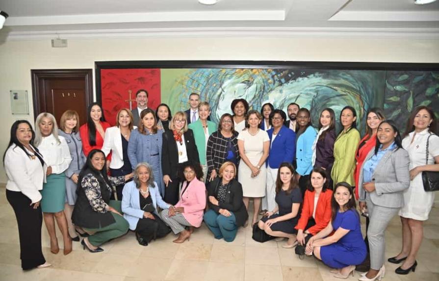 Legisladoras se reúnen con Ministerio de la Mujer y grupo de OEA