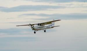 Tras una emergencia en vuelo, un pasajero aterriza una avioneta en Florida