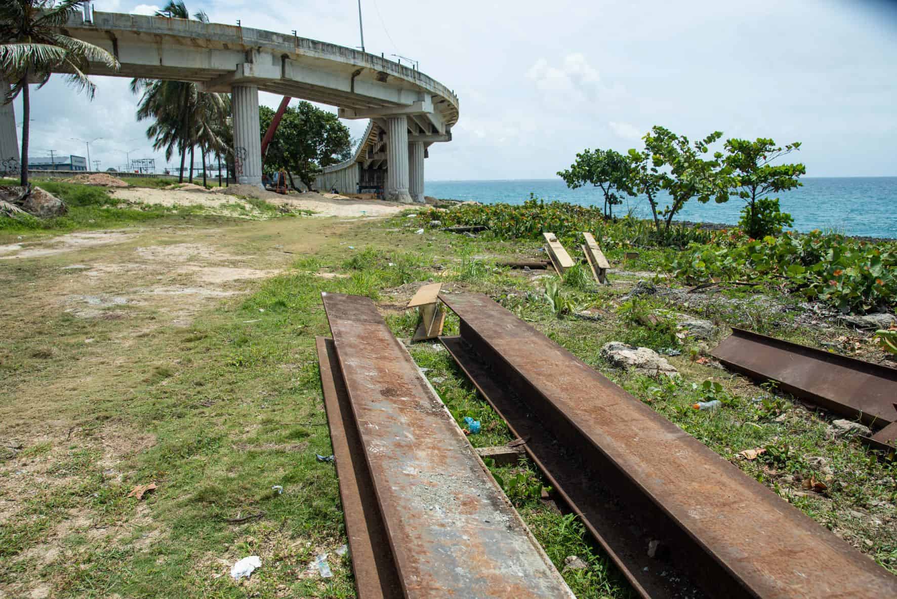 Estructuras de hierro utilizadas para reforzar el puente.