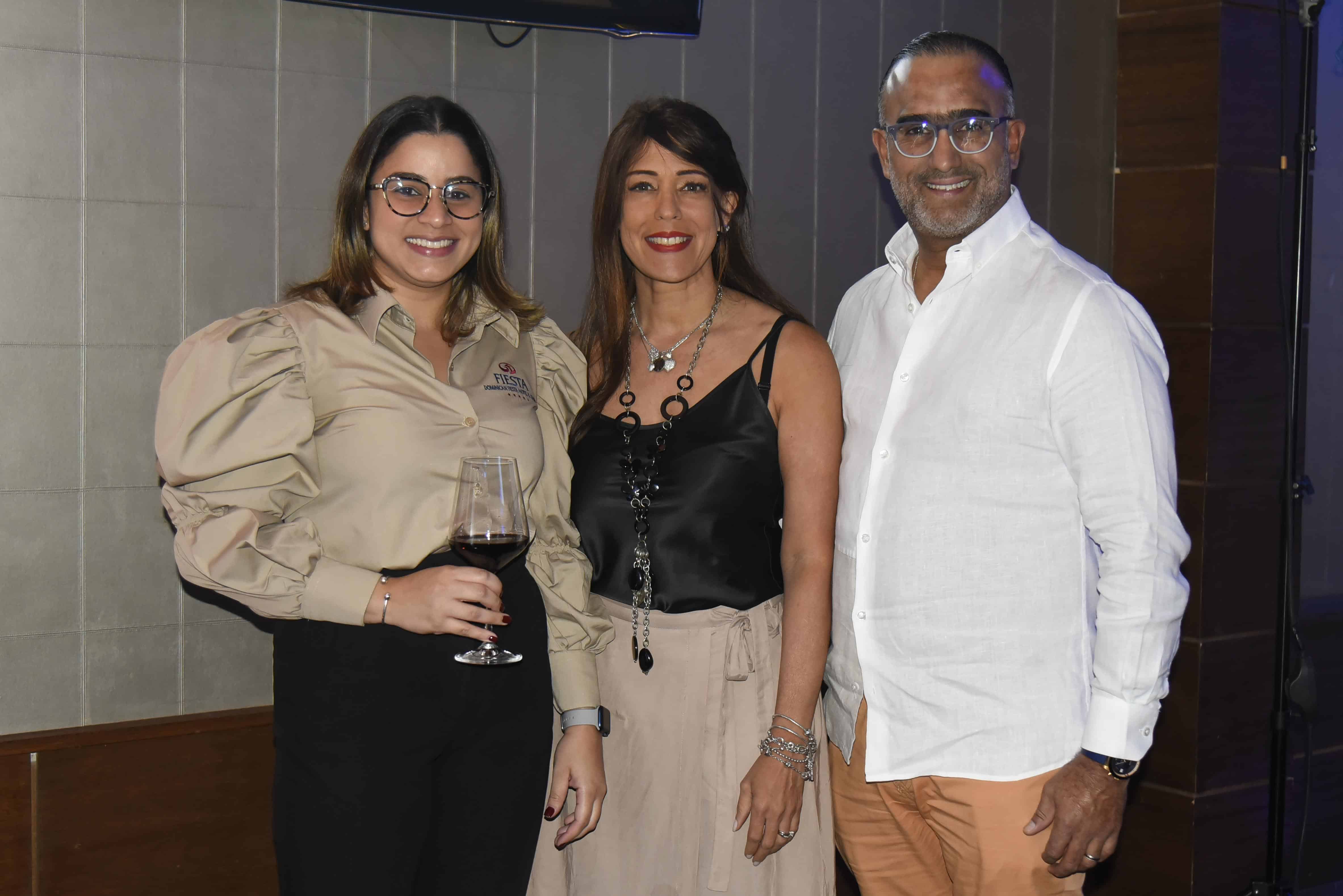 Patricia Pérez, Gina Eli y Guillerml Santana.