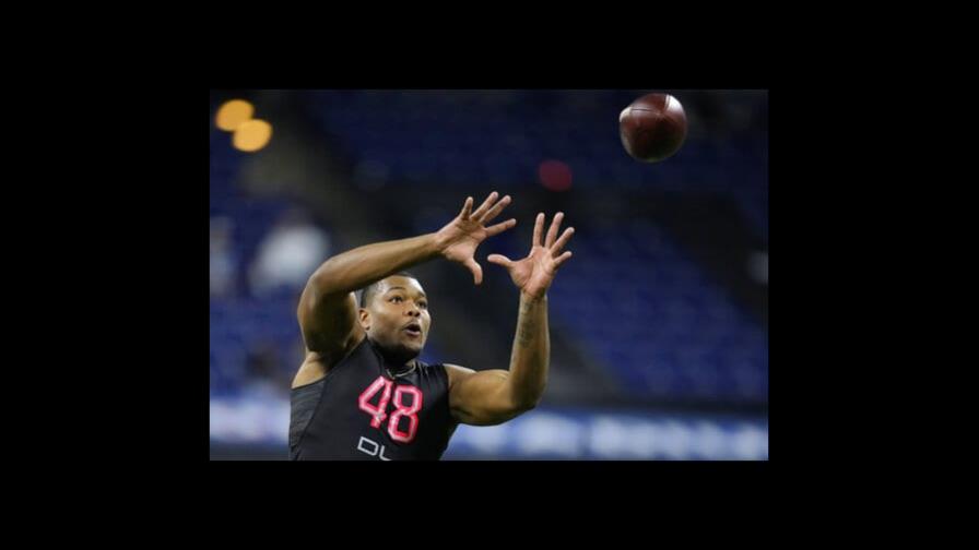 Travon Walker, 1ra selección del draft, firma con los Jacksonville Jaguars