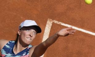 Swiatek doblega a Azarenka, llega a 25 victorias seguidas