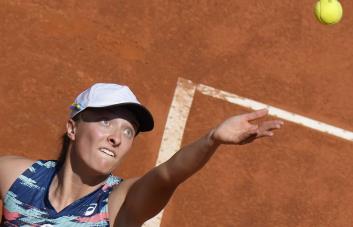Swiatek doblega a Azarenka, llega a 25 victorias seguidas