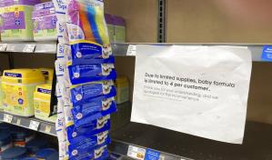 Padres en Estados Unidos intercambian fórmula láctea debido a escasez