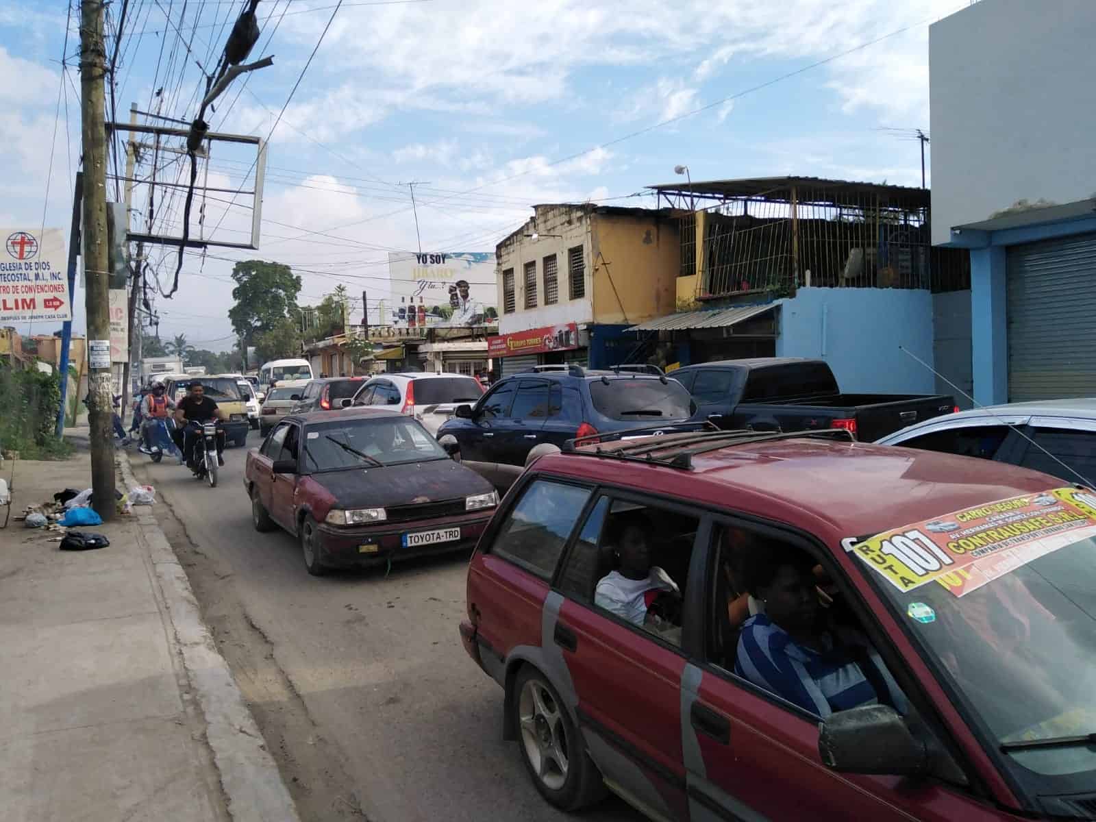 La lentitud con la que deben transitar los vehículos para evadir las zanjas hechas por la CAASD ha agravado el caos que se produce en la carretera principal de los barrios Punta y San Felipe, en Villa Mella 