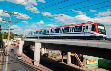 Dicen mujer que se desnudó en el Metro quería ingresar por lugar no autorizado y sin pagar