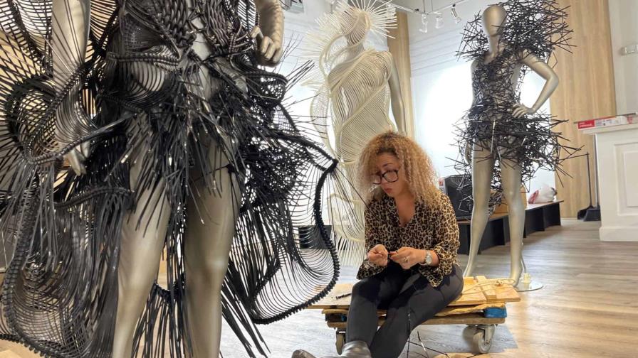 Artistas latinos muestran diseños que combinan arte y moda en Miami-Dade