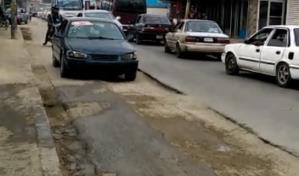 Empeora tránsito en Villa Mella por trabajos abandonados por la CAASD