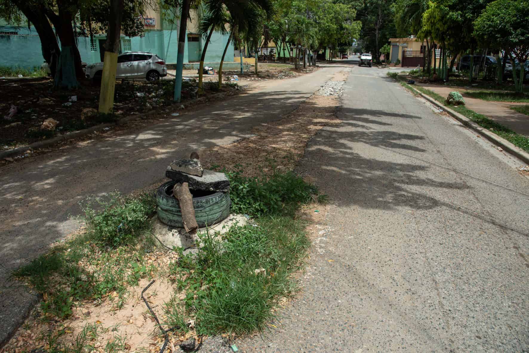 Ya la yerba está alta en espera de asfalto