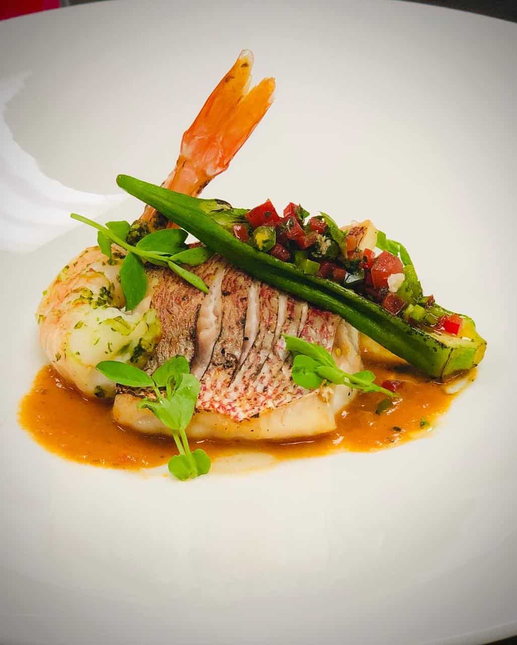 Pescado y camarón con coco. Nuestro chillo y camarón de Sánchez acompañados de chenchén en leña, molondrón asado relleno y cremosa salsa de tomate, coco y cilantro.