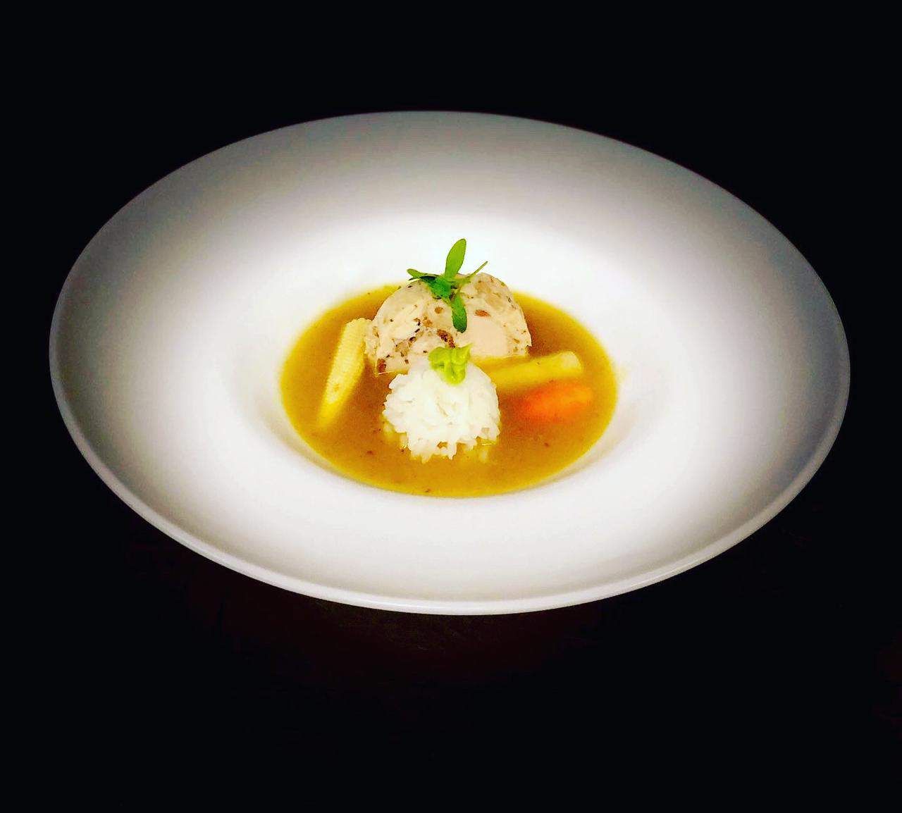 Sancocho Dominicano. Galantina de 7 carnes, viandas arroz, aguacate y su caldo.