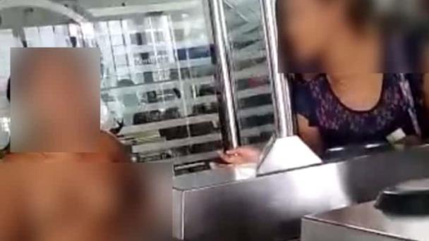Mujer se desnuda en estación del Metro de Santo Domingo