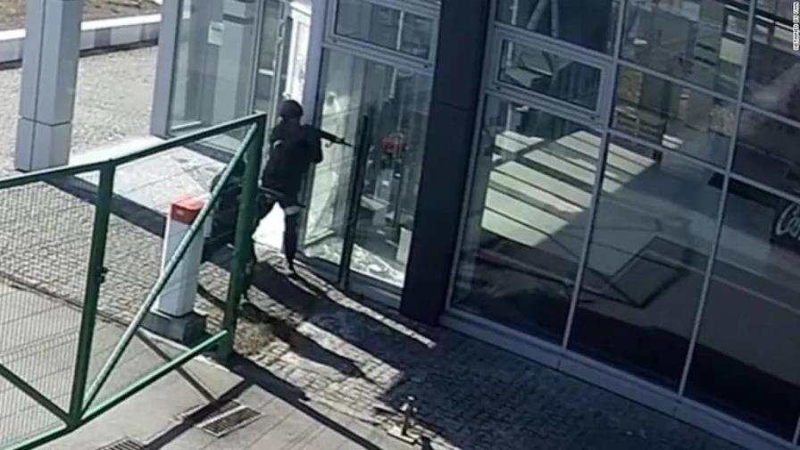 CNN difunde video de soldados rusos disparando contra dos civiles ucranianos desarmados