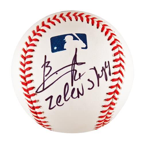 Subastan pelota de béisbol firmada por Zelenskyy