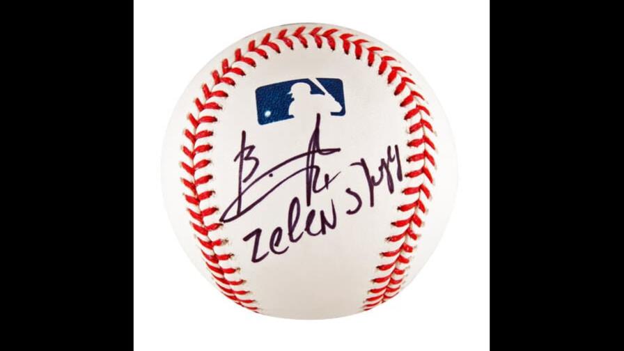 Subastan pelota de béisbol firmada por Zelenskyy