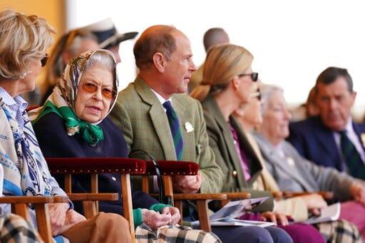La reina Isabel II hace su primera aparición pública en semanas