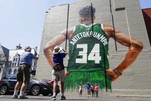 Un mural realza la presencia de Antetokounmpo en Milwaukee