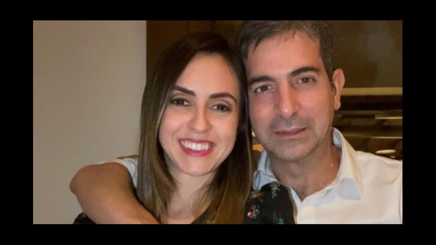 Esposa de fiscal asesinado en Colombia llega a Paraguay bajo fuerte custodia