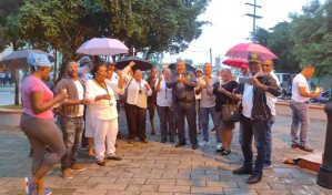 ADP realiza encendido de velas en reclamo de aumento salarial y reparación de escuelas en SPM