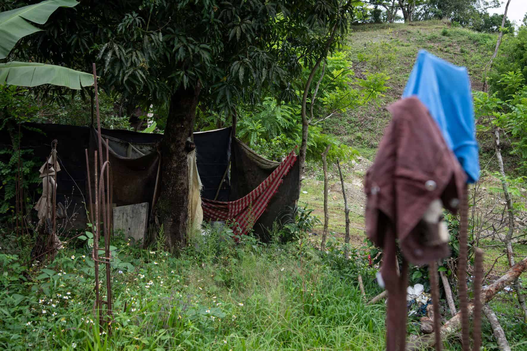 Las viejas sábanas son el baño donde María Guadalupe se baña