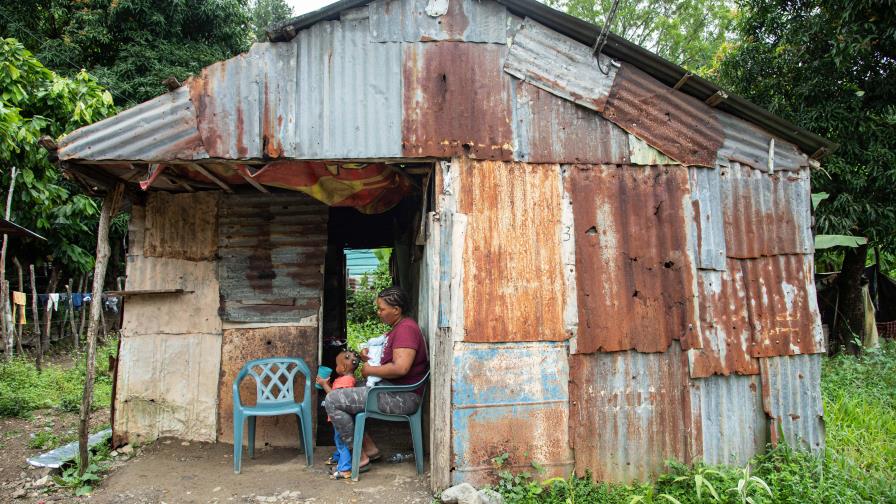 Una joven madre de Villa Altagracia que se consume en la indigencia