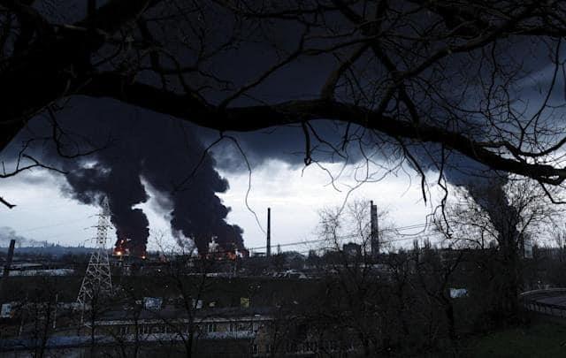 Rusia ataca una refinería ucraniana en el centro del país