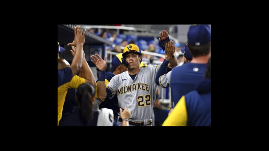 Cerveceros ganan 2-1 a Marlins con un desempate en el noveno