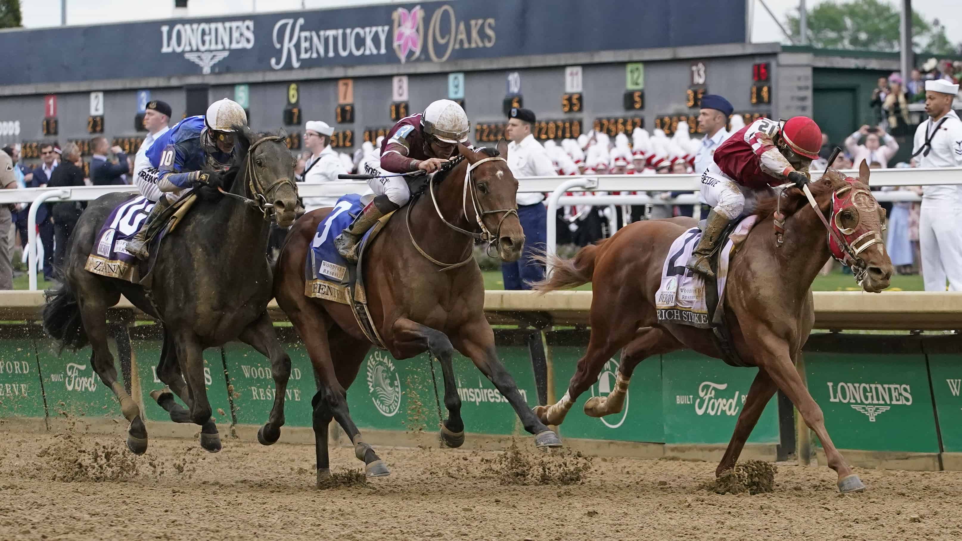 Rich Strike (21), con Sonny Leon a bordo, lidera Epicenter (3), con Joel Rosario a bordo, y Zandon (10), con Flavien Prat a bordo, por la recta para ganar la carrera número 148 de la carrera de caballos Kentucky Derby.