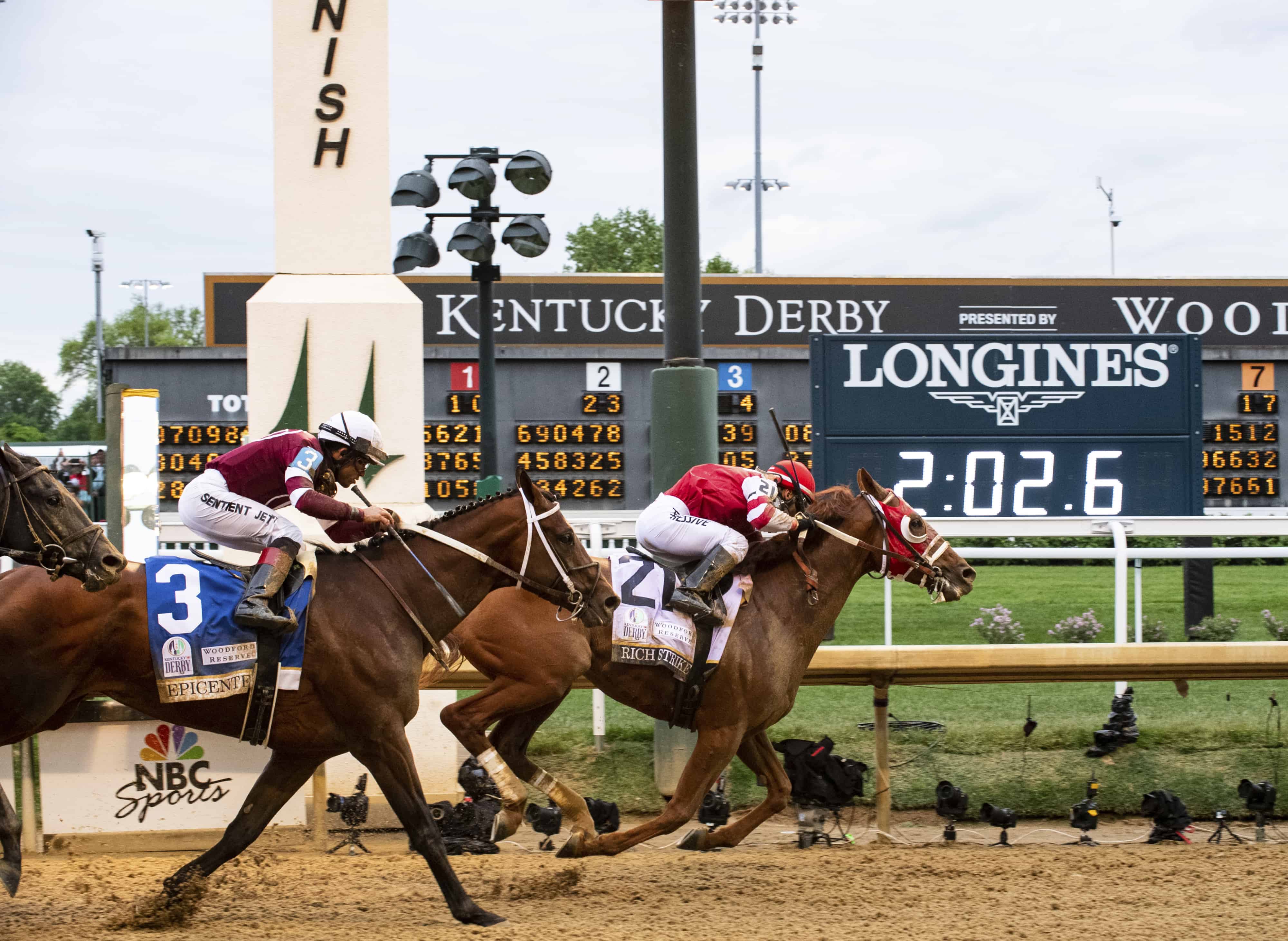 Rich Strike, montado por el jockey Sonny Leon, gana el Derby de Kentucky número 148, el sábado 7 de mayo de 2022.