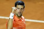 Con su mejor repertorio, Novak Djokovic avanza en Italia