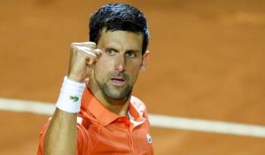 Con su mejor repertorio, Novak Djokovic avanza en Italia