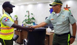 Reconocen agente Digesett que fiscalizó a un turista en inglés en Juan Dolio