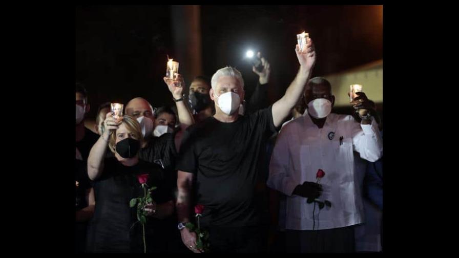 Miles de cubanos acuden a la vigilia por las víctimas del hotel Saratoga