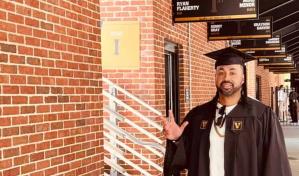 Pedro Álvarez se gradúa de medicina, salud y sociedad