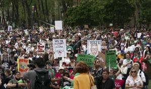 Mi cuerpo, mi decisión, reivindican miles de mujeres en Los Ángeles