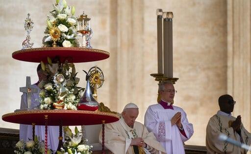 Papa Francisco proclama 10 nuevos santos tras molestias en la rodilla